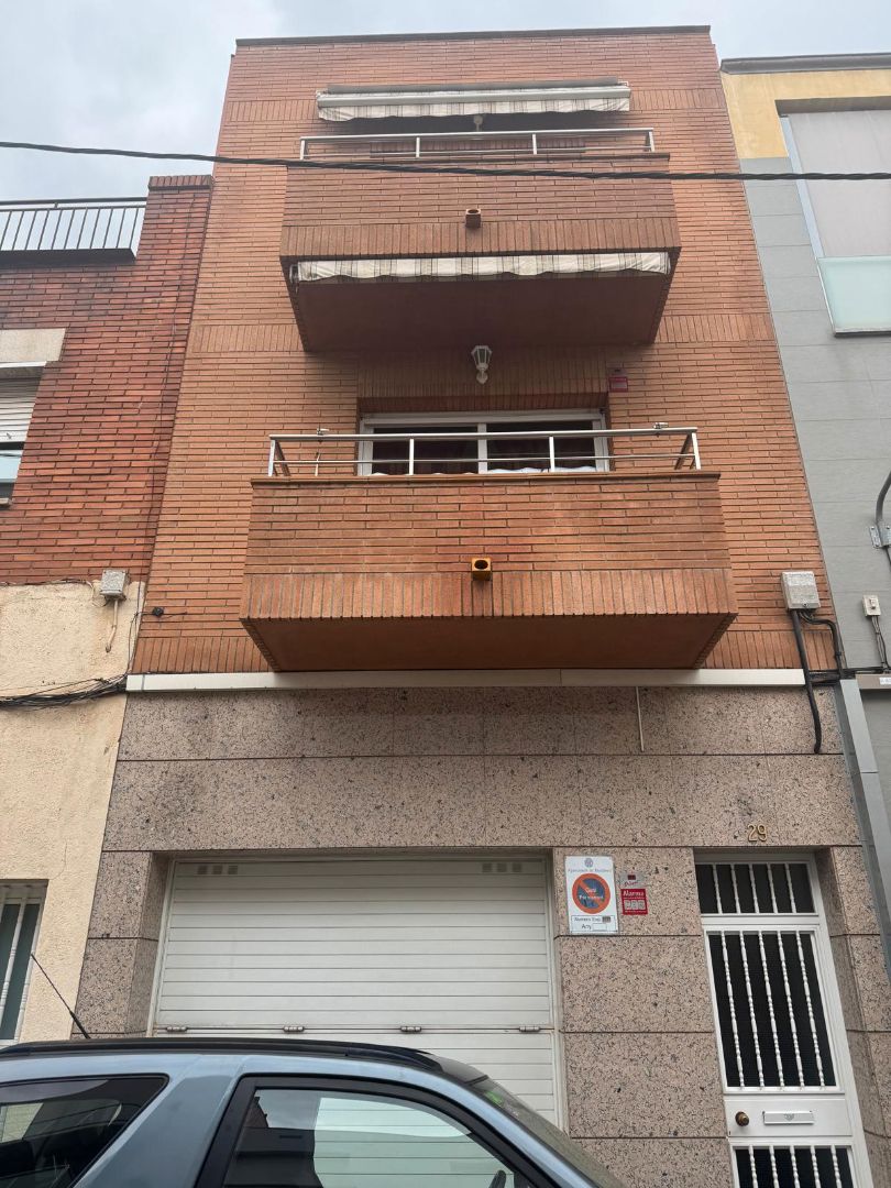 Exterior view of Single-family semi-detached for sale in Badalona  with Air Conditioner, Terrace and Oven