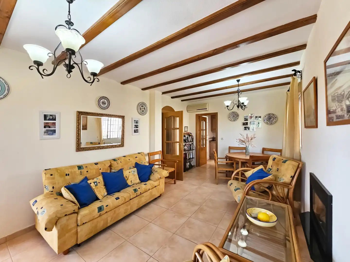Wohnzimmer von Einfamilien-Reihenhaus zum Verkauf in Santa Pola mit Heizung, Privatgarten und Terrasse