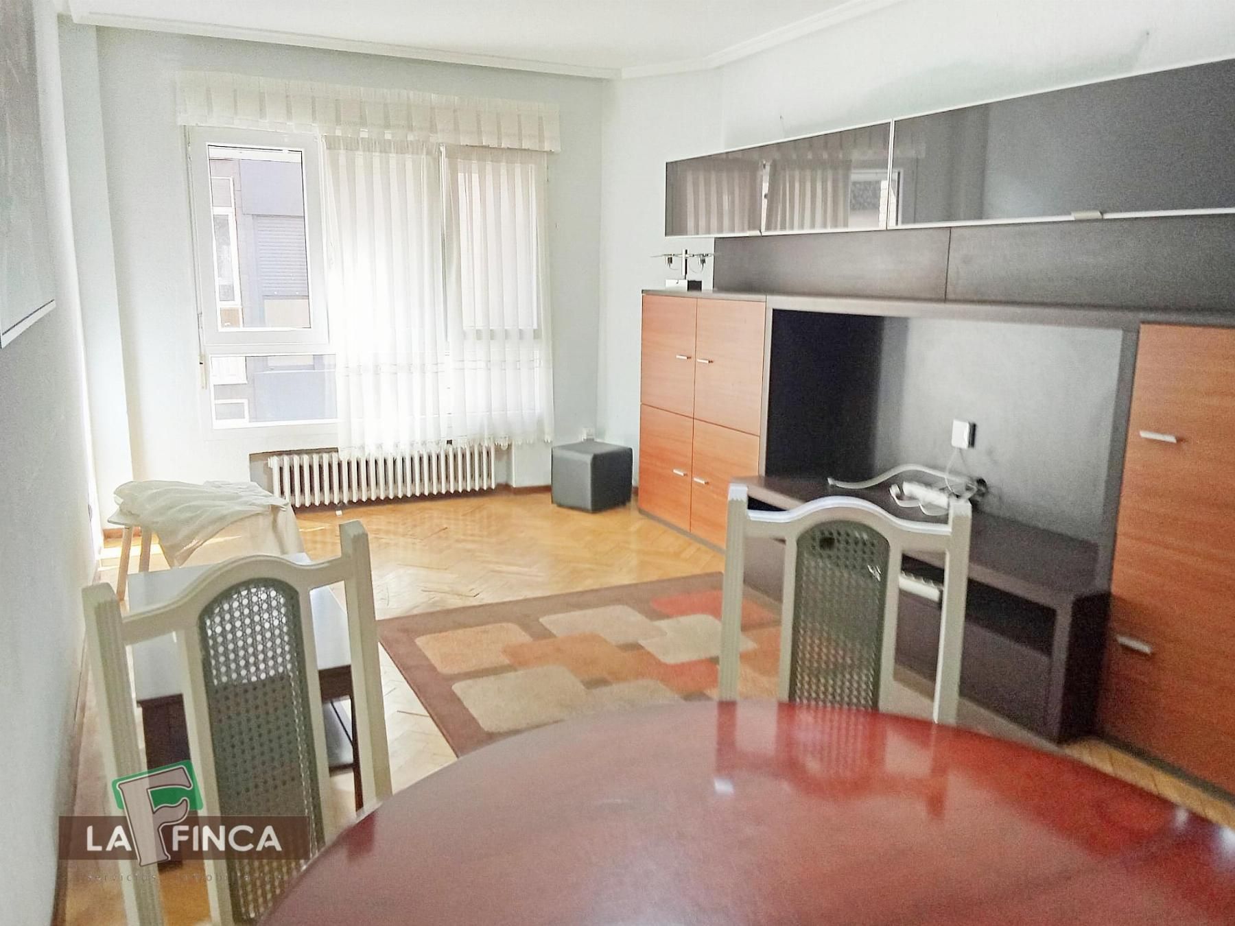 Sala de estar de Piso en venta en Gijón  con Calefacción, Parquet y Amueblado