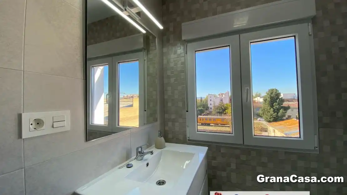 Badezimmer von Wohnung zur Miete in Granada mit Klimaanlage, Heizung und Terrasse