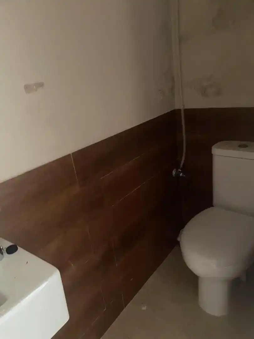 Bathroom of Commercial properties for rent in Écija  with Air Conditioner
