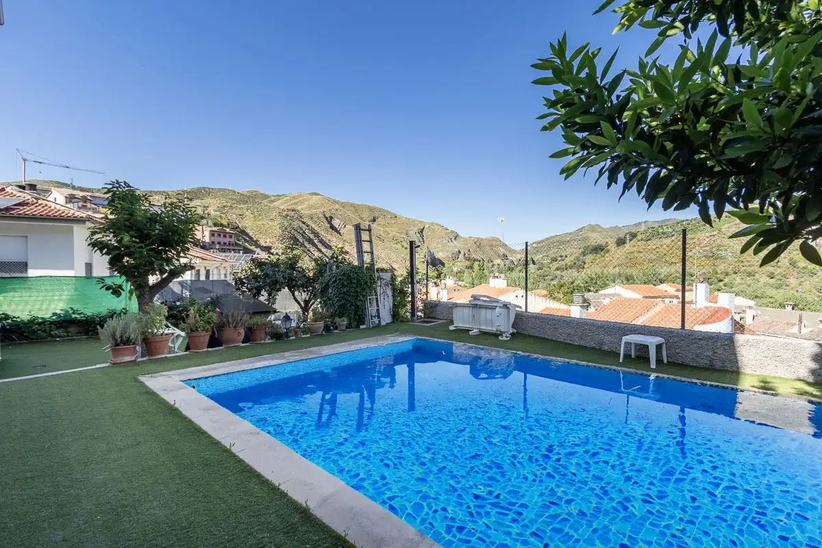 Piscina de Casa o xalet en venda en Pinos Genil amb Aire condicionat, Calefacció i Jardí privat