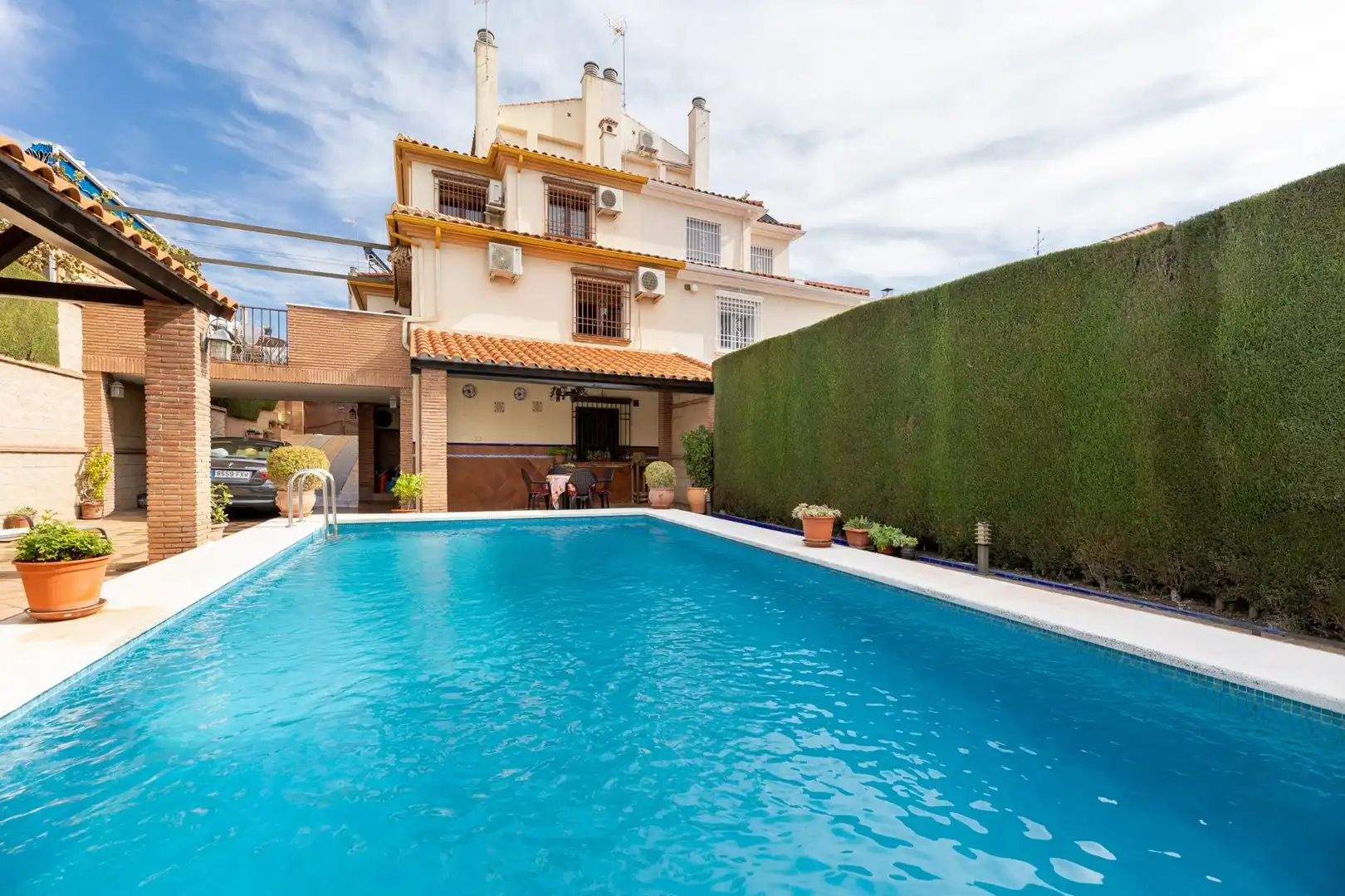 Piscina de Casa adosada en venda en Peligros amb Aire condicionat, Jardí privat i Terrassa