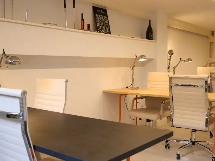 Büro zur Miete in Sevilla mit Klimaanlage, Heizung und Möbliert