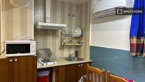 Cuina de Pis de lloguer en L'Hospitalet de Llobregat amb Aire condicionat, Calefacció i Moblat