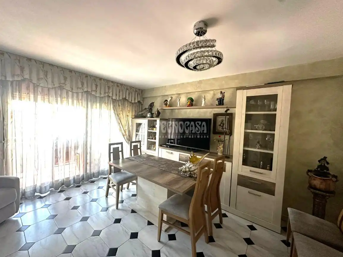 Comedor de Piso en venta en Parla con Calefacción y Amueblado