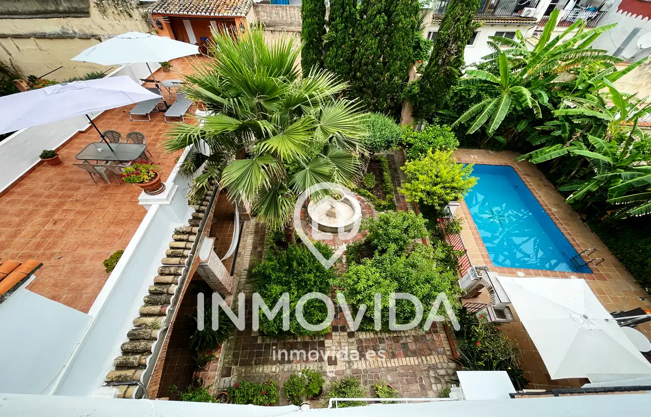 Casa amb piscina en venda a Plaça de la Bassa