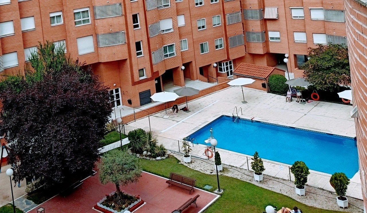 Swimming pool of Flat to rent in  Madrid Capital  with Air Conditioner, Heating and Terrace