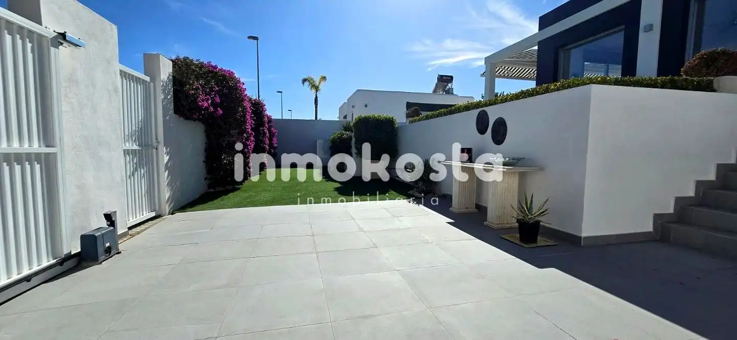 Vista exterior de Casa o xalet en venda en Polop amb Aire condicionat, Calefacció i Jardí privat