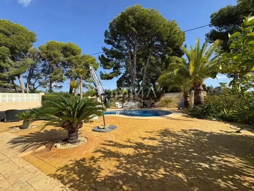 Vista exterior de Casa o xalet en venda en La Nucia amb Aire condicionat, Calefacció i Jardí privat