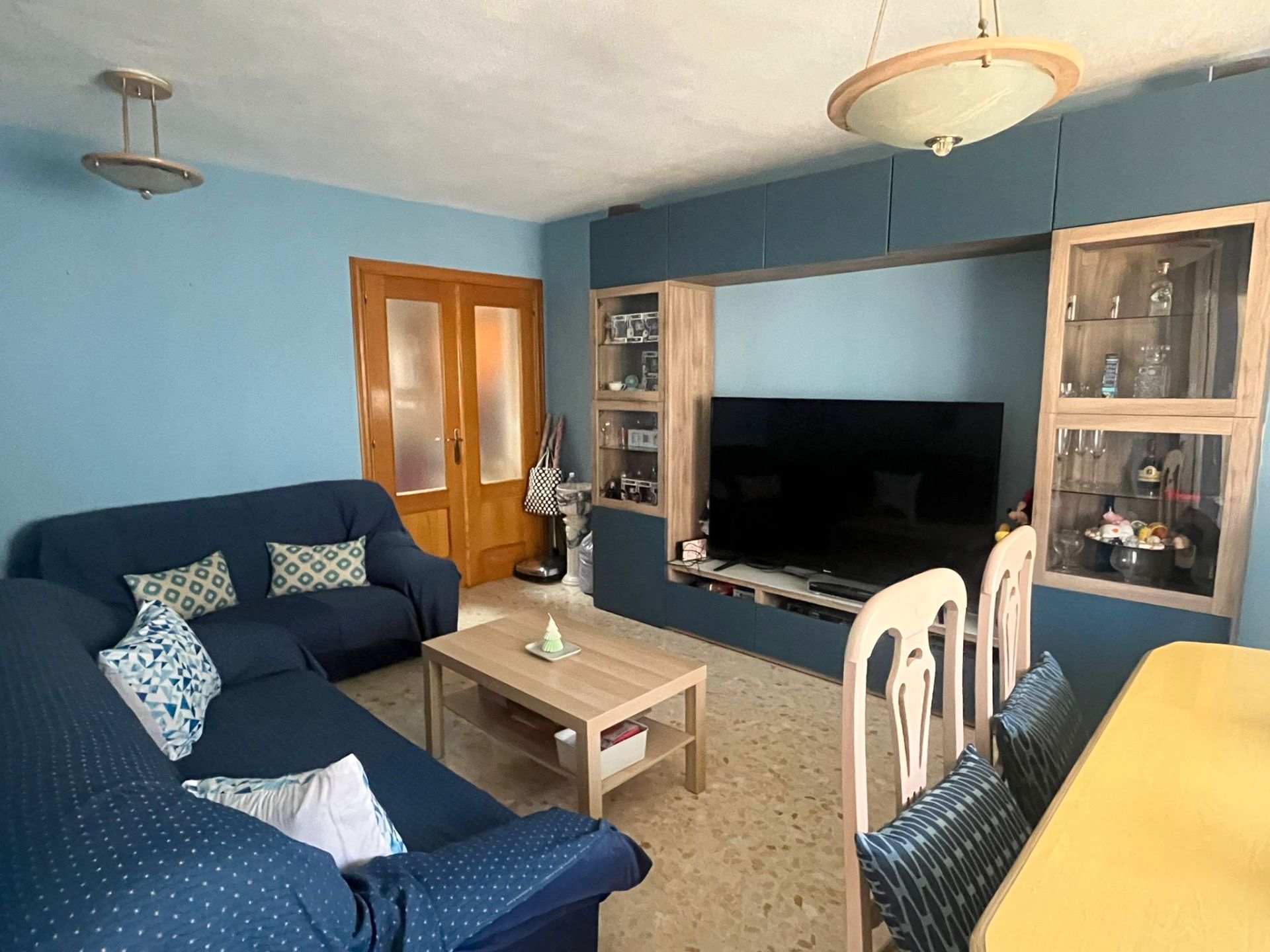 Living room of Flat for sale in Vélez-Málaga  with Storage room, Furnished and Community pool