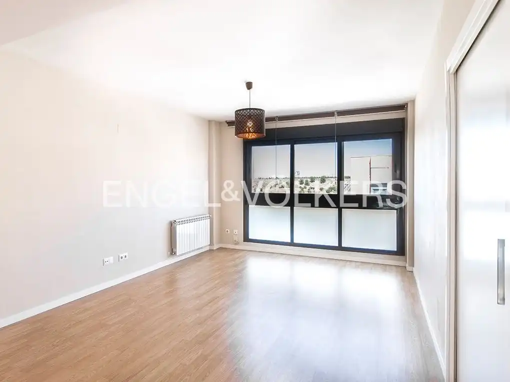 Wohnzimmer von Wohnung zur Miete in Madrid mit Heizung, Parkett und Schwimmbad