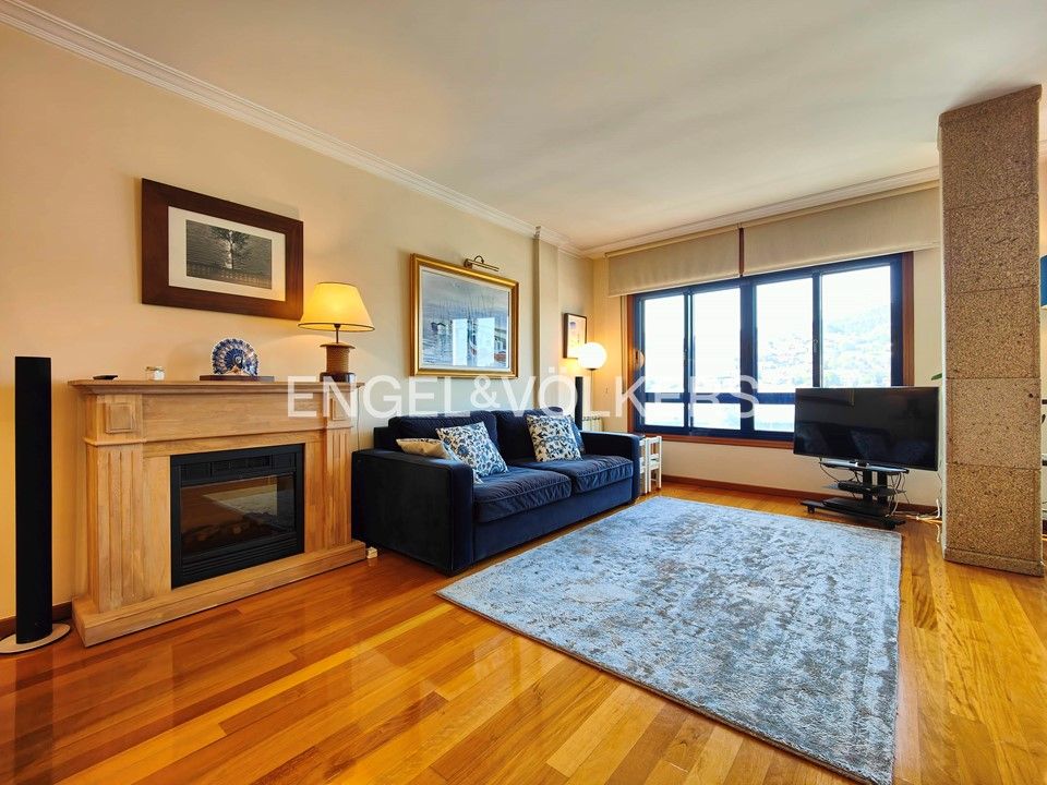 Living room of Apartment for sale in Pontevedra Capital   with Heating, Parquet flooring and Storage room