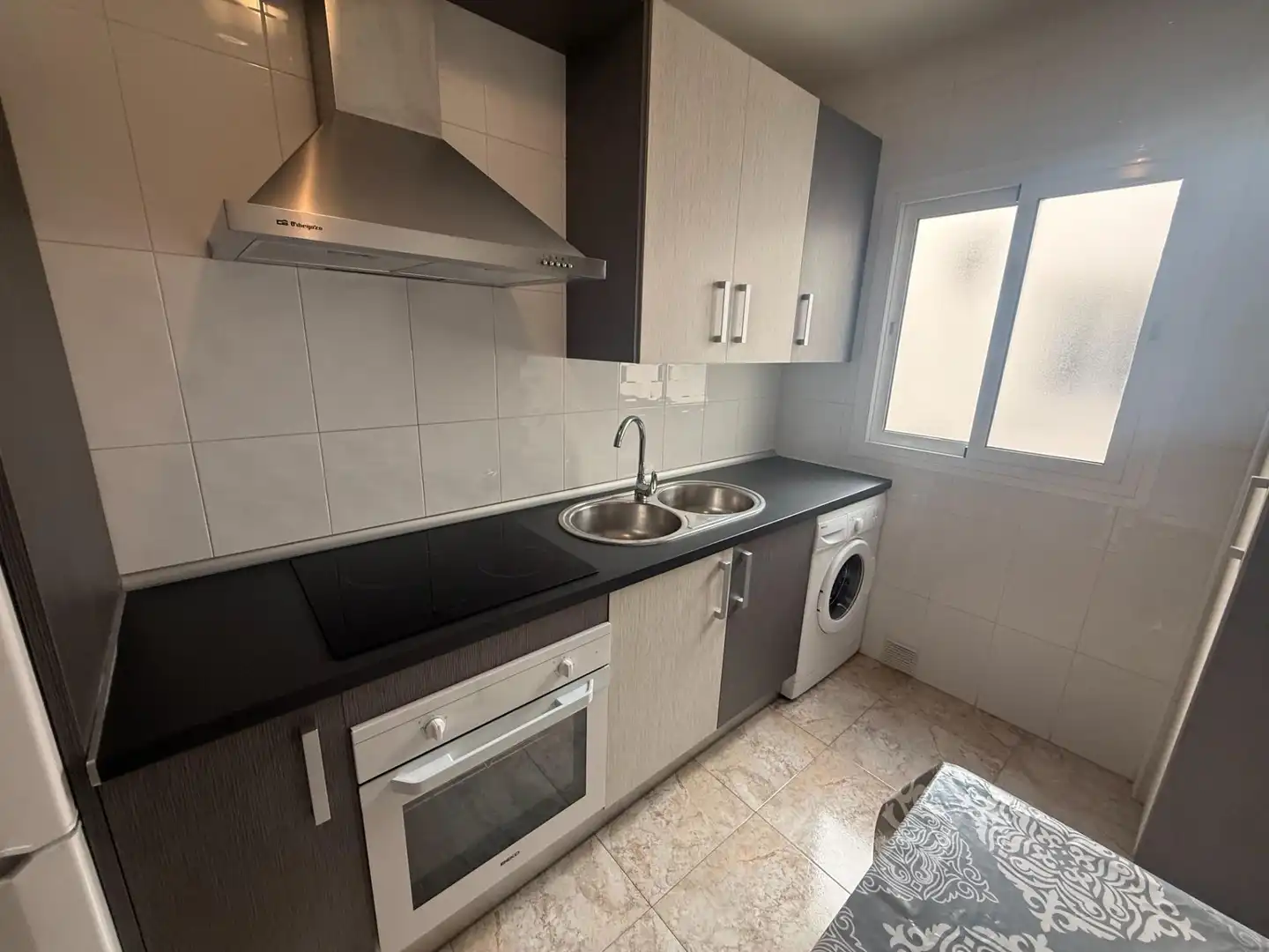 Küche von Wohnung zum Verkauf in Almería mit Klimaanlage, Möbliert und Balkon