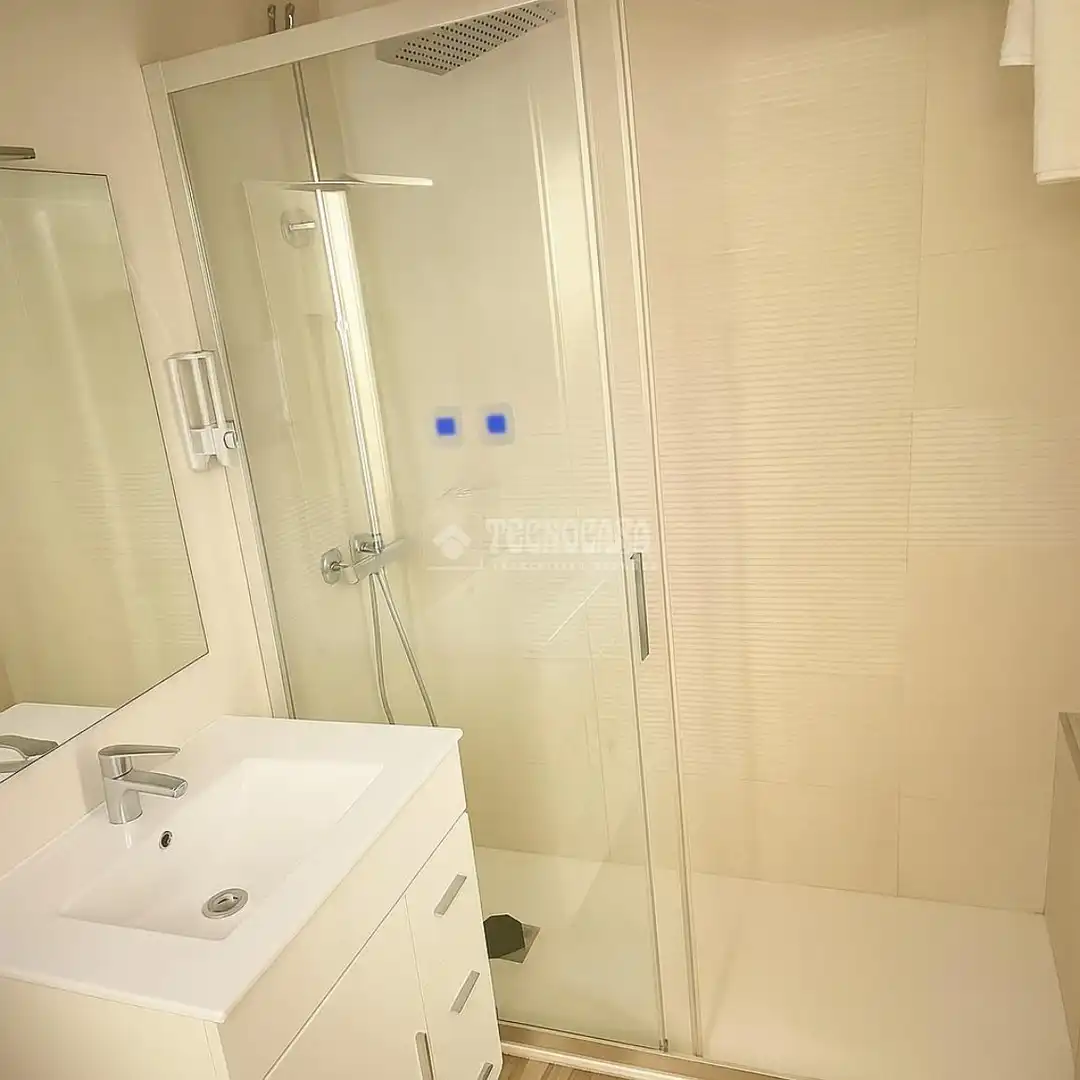 Badezimmer von Einfamilien-Reihenhaus zum Verkauf in Málaga mit Klimaanlage, Terrasse und Balkon