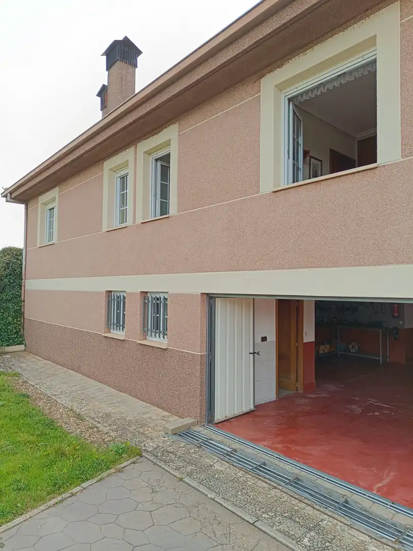 Vista exterior de Casa o xalet en venda en Aguilar de Campoo amb Calefacció i Terrassa