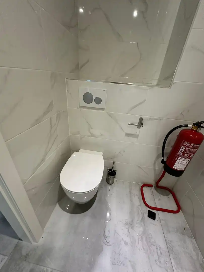 Bany de Oficina de lloguer en Guardamar del Segura amb Aire condicionat, Calefacció i Moblat