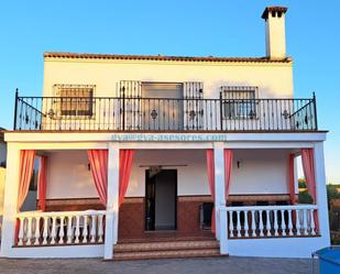 Vista exterior de Casa o xalet en venda en Palma del Río amb Aire condicionat, Jardí privat i Terrassa