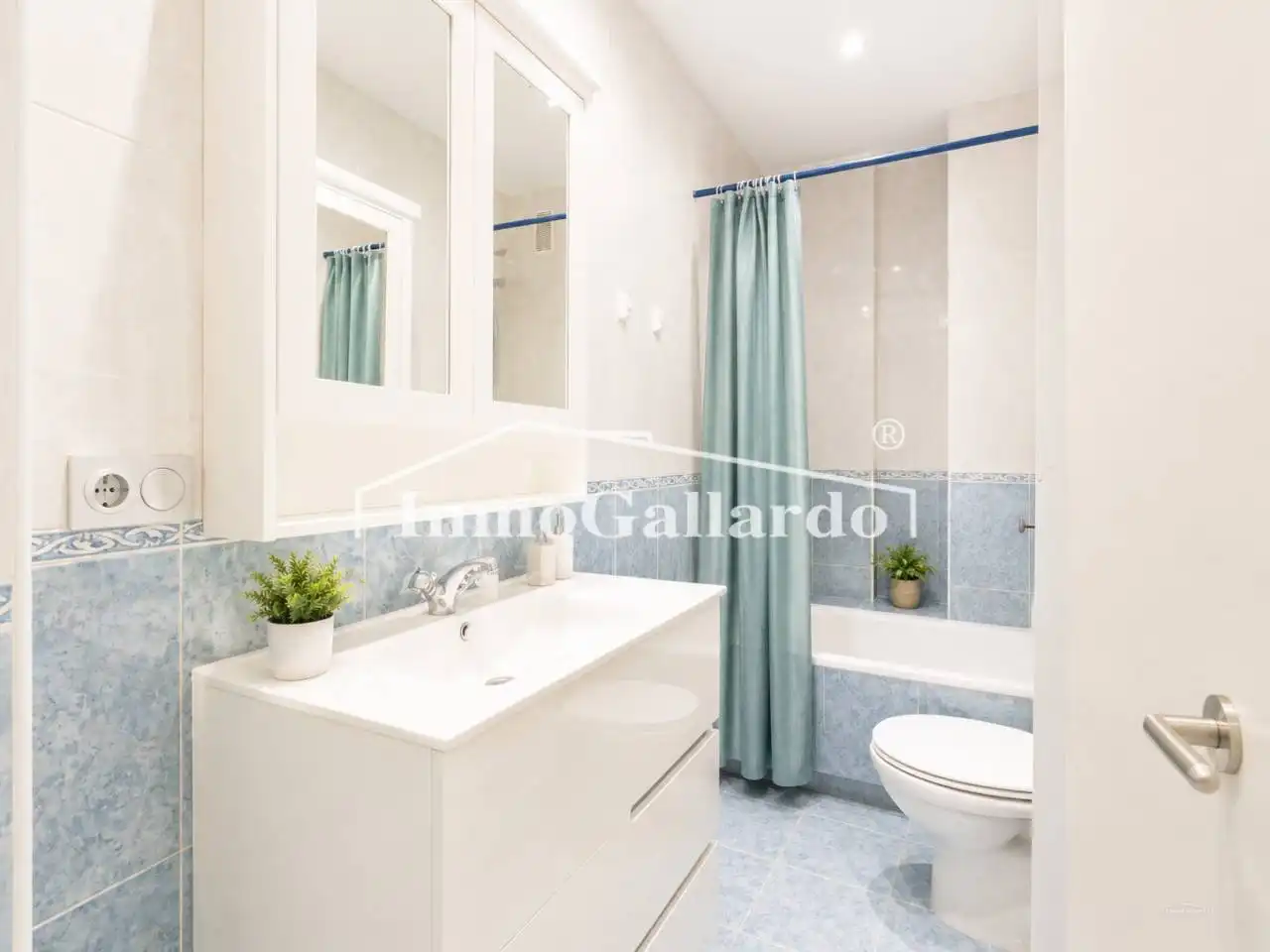 Bathroom of Flat for sale in Málaga  with Air Conditioner and Furnished