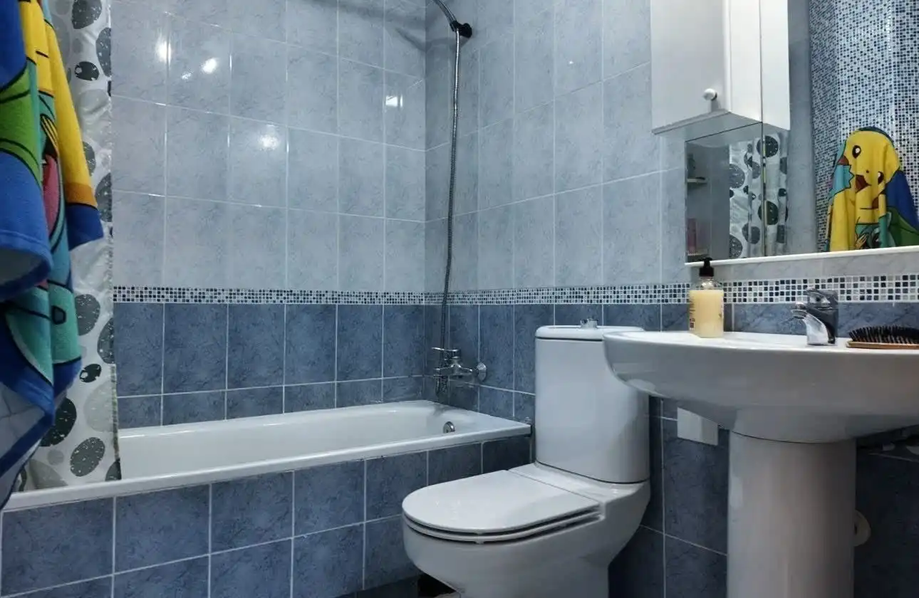Baño de Piso en venta en Alicante / Alacant con Aire acondicionado, Trastero y Amueblado