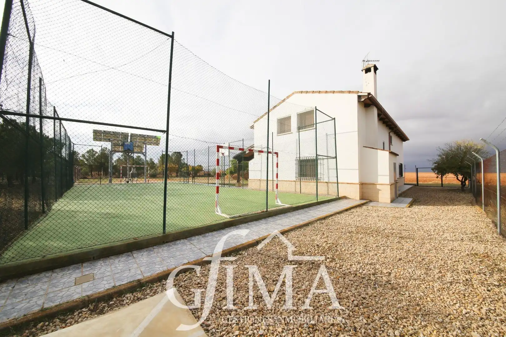 Casa rústica amb terrassa en venda a Tomelloso
