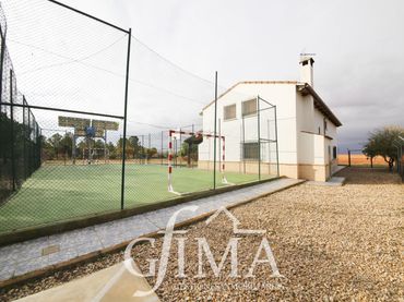 Casa rústica con balcón en venta en Tomelloso