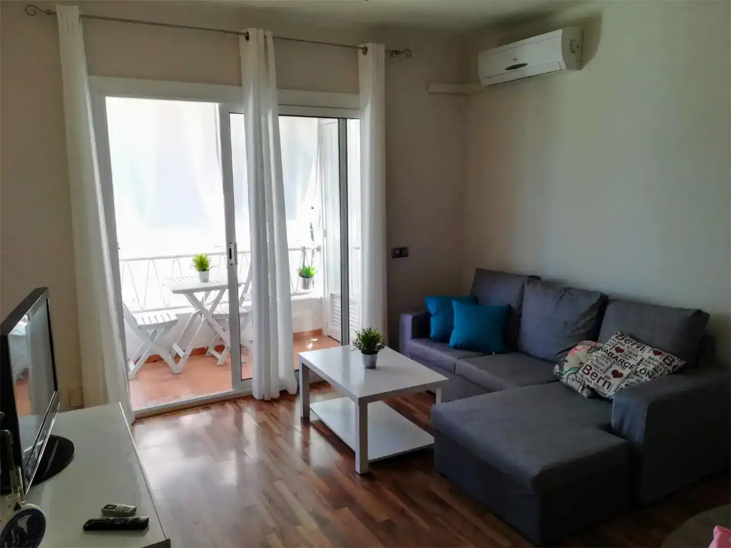 Sala d'estar de Pis de lloguer en Vilanova i la Geltrú amb Aire condicionat, Parquet i Moblat