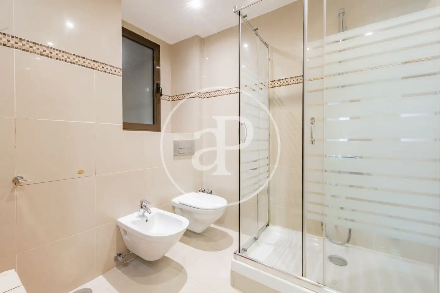 Badezimmer von Wohnung zum Verkauf in Madrid mit Klimaanlage, Heizung und Terrasse