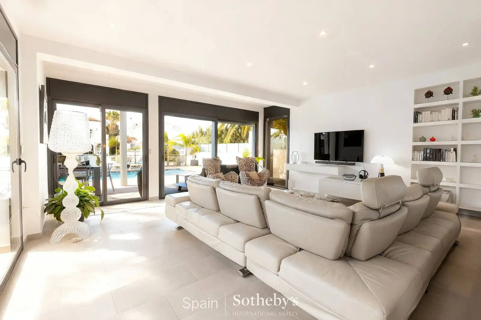 Sala d'estar de Casa adosada en venda en Empuriabrava amb Aire condicionat, Calefacció i Jardí privat