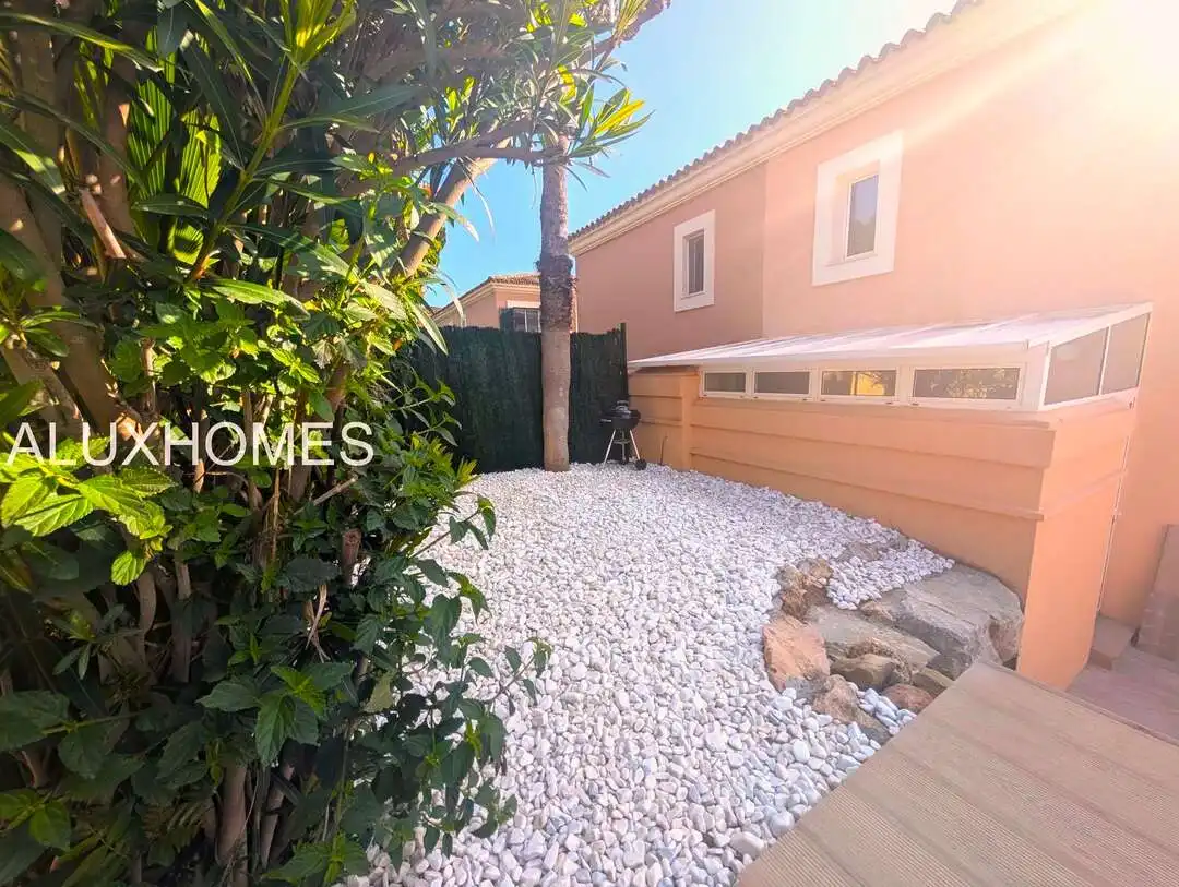 Vista exterior de Casa o chalet en venta en La Alcaidesa con Aire acondicionado, Calefacción y Jardín privado