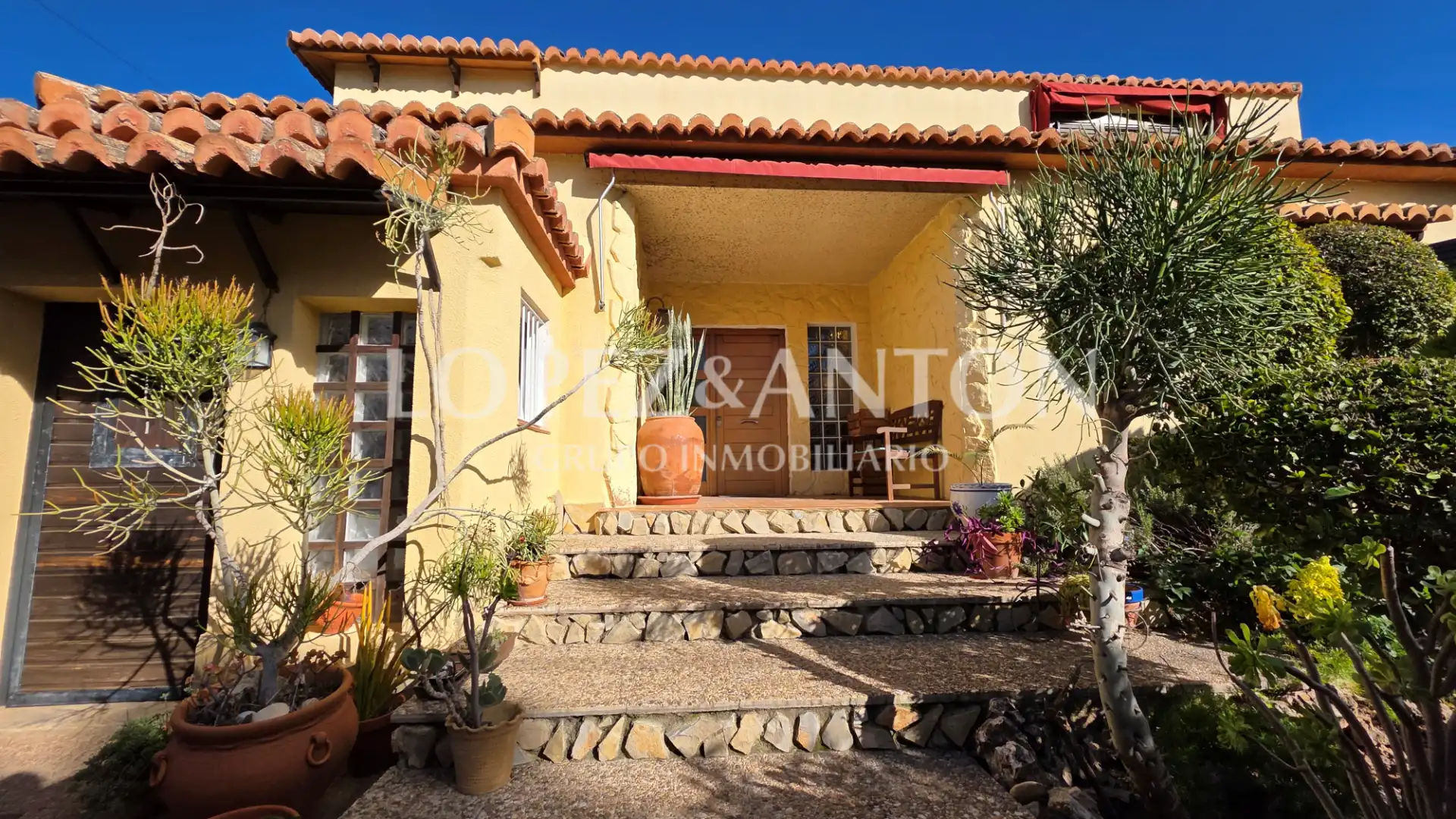 Außenansicht von Haus oder Chalet zum Verkauf in L'Eliana mit Klimaanlage, Heizung und Privatgarten