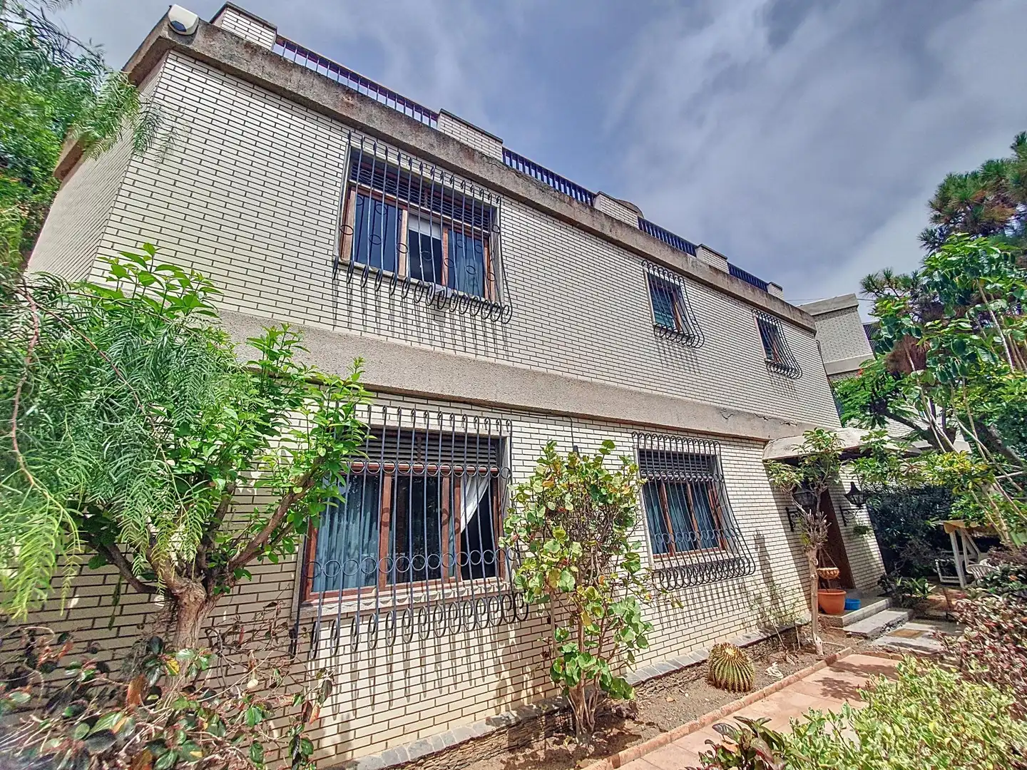 Vista exterior de Casa o xalet en venda en Las Palmas de Gran Canaria amb Aire condicionat, Jardí privat i Balcó