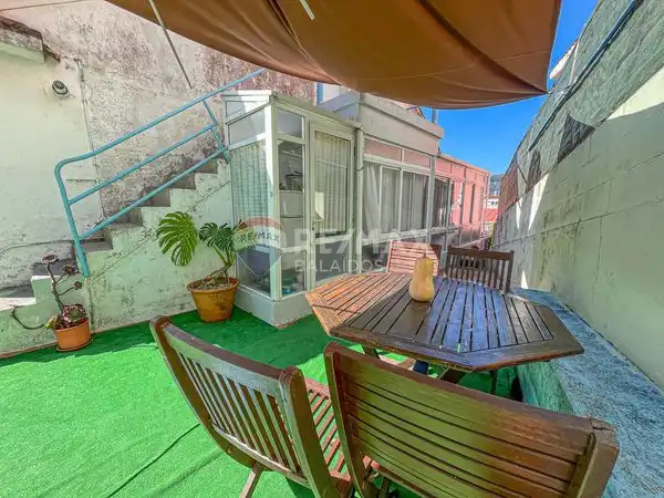 Terrassa de Casa o xalet en venda en Cangas  amb Calefacció, Jardí privat i Parquet