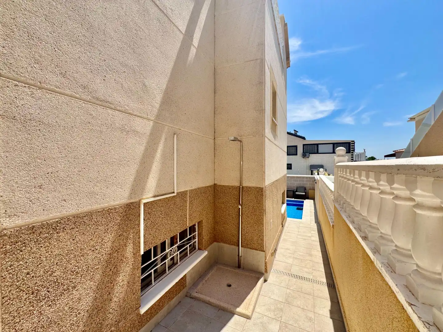 Vista exterior de Casa adosada en venda en Orihuela amb Piscina