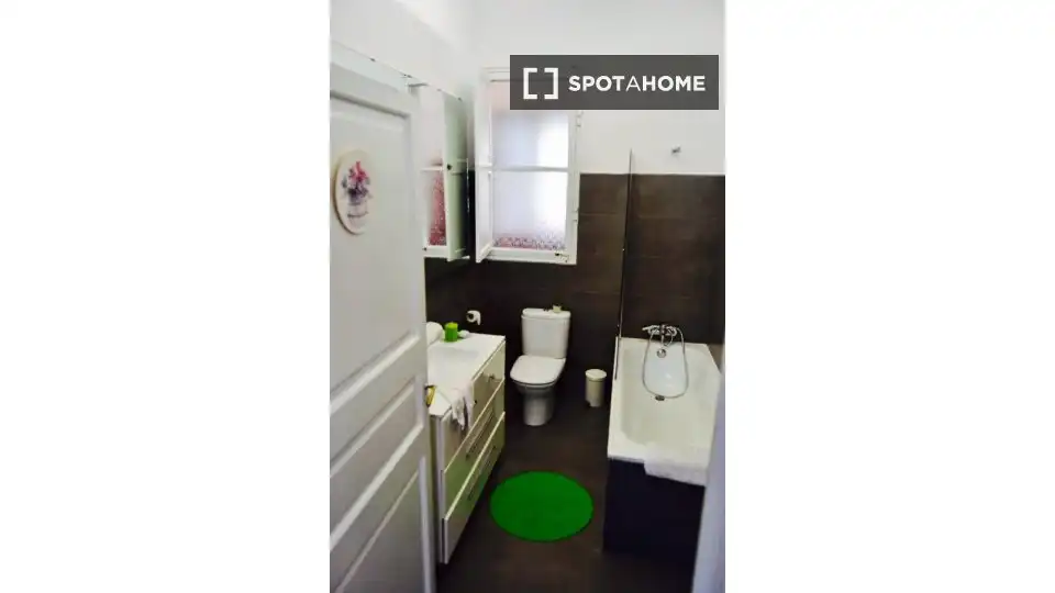 Bathroom of Flat for share in  Palma de Mallorca  with Air Conditioner, Terrace and Furnished