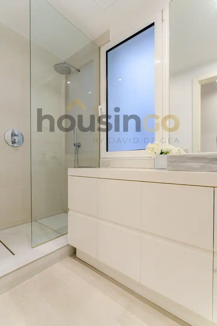 Badezimmer von Wohnung zum Verkauf in Madrid mit Klimaanlage, Heizung und Parkett