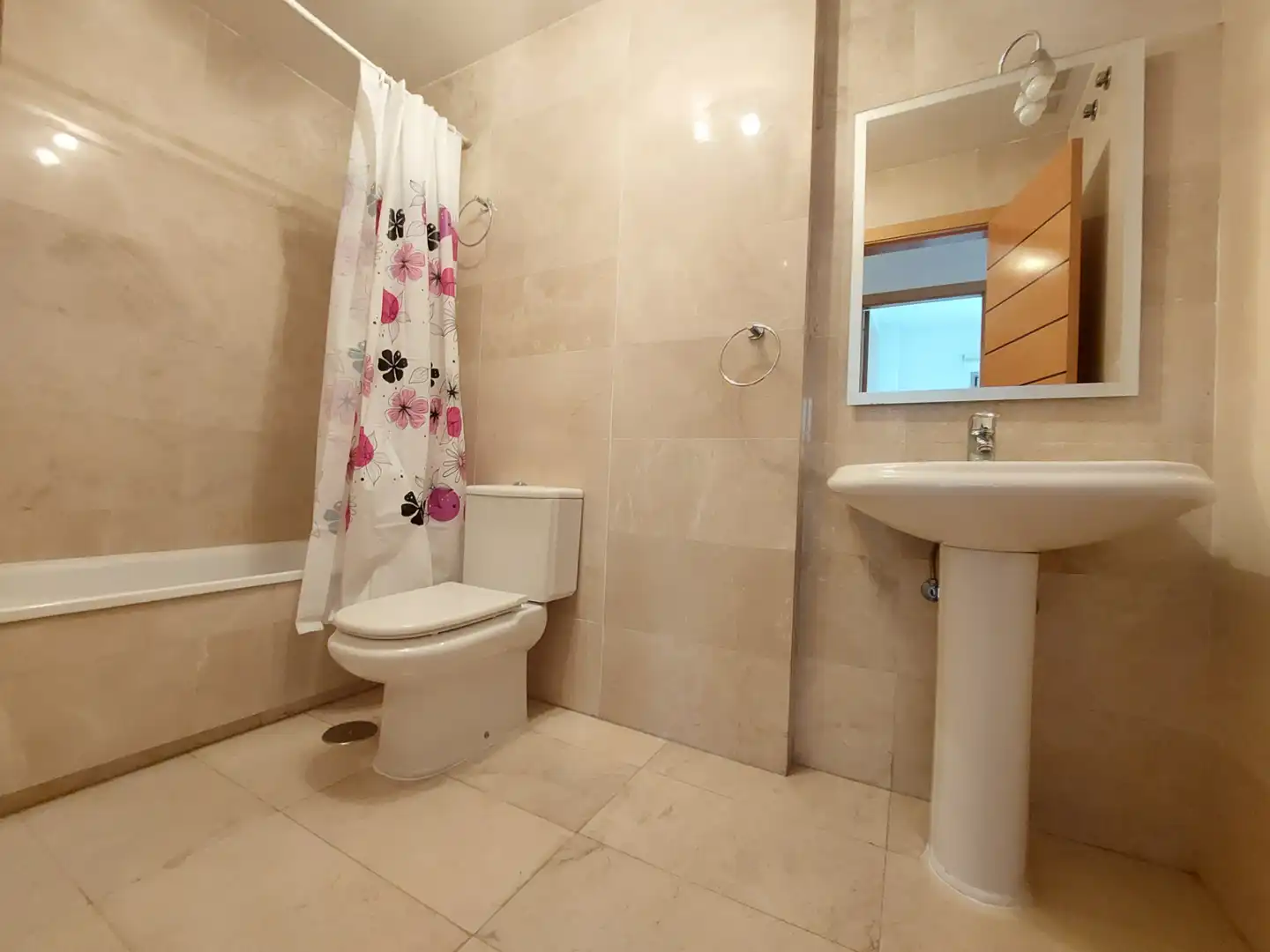 Baño de Piso de alquiler en Las Palmas de Gran Canaria con Horno, Lavadora y Balcón