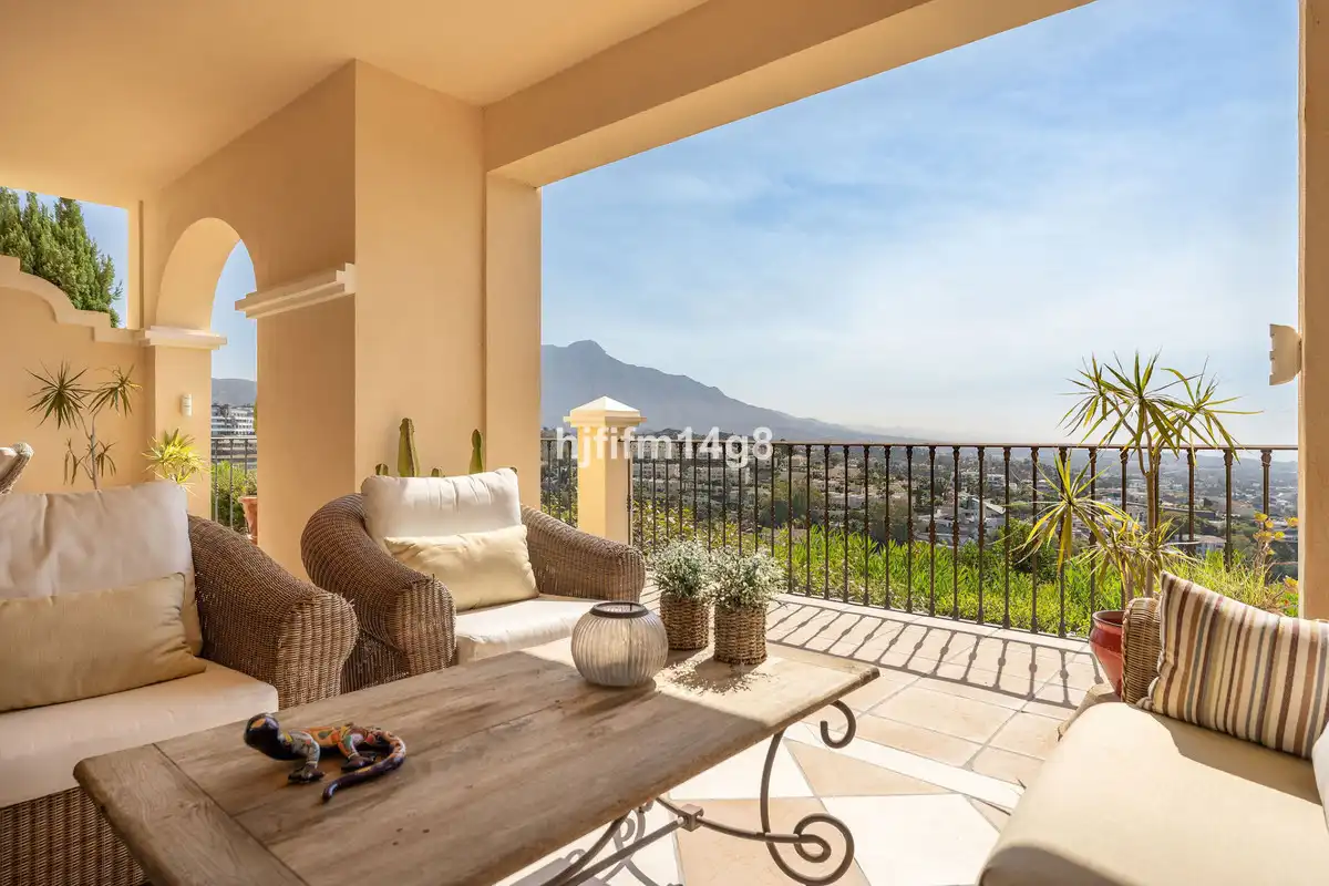 Flat with lift for sale in Benahavís pueblo