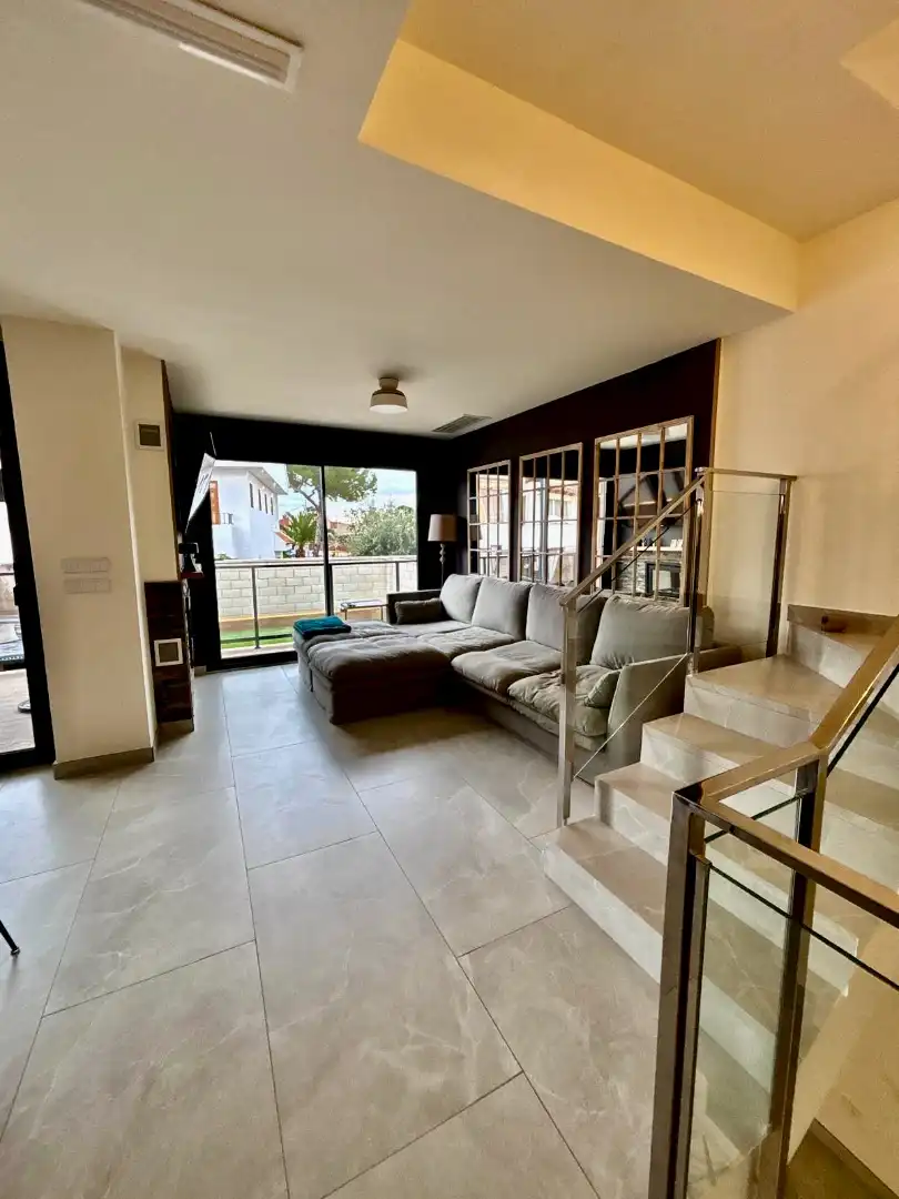 Sala d'estar de Casa o xalet en venda en Sant Joan d'Alacant amb Aire condicionat, Jardí privat i Terrassa