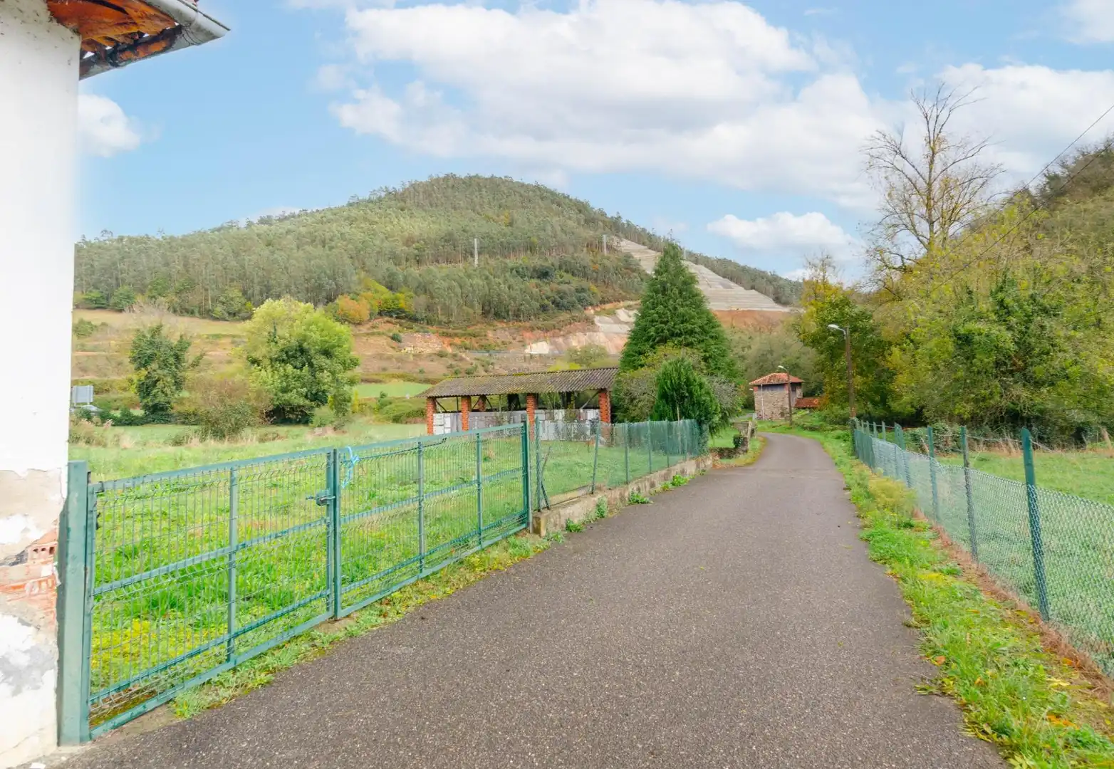 Vista exterior de Casa o chalet en venta en Salas con Calefacción, Jardín privado y Amueblado