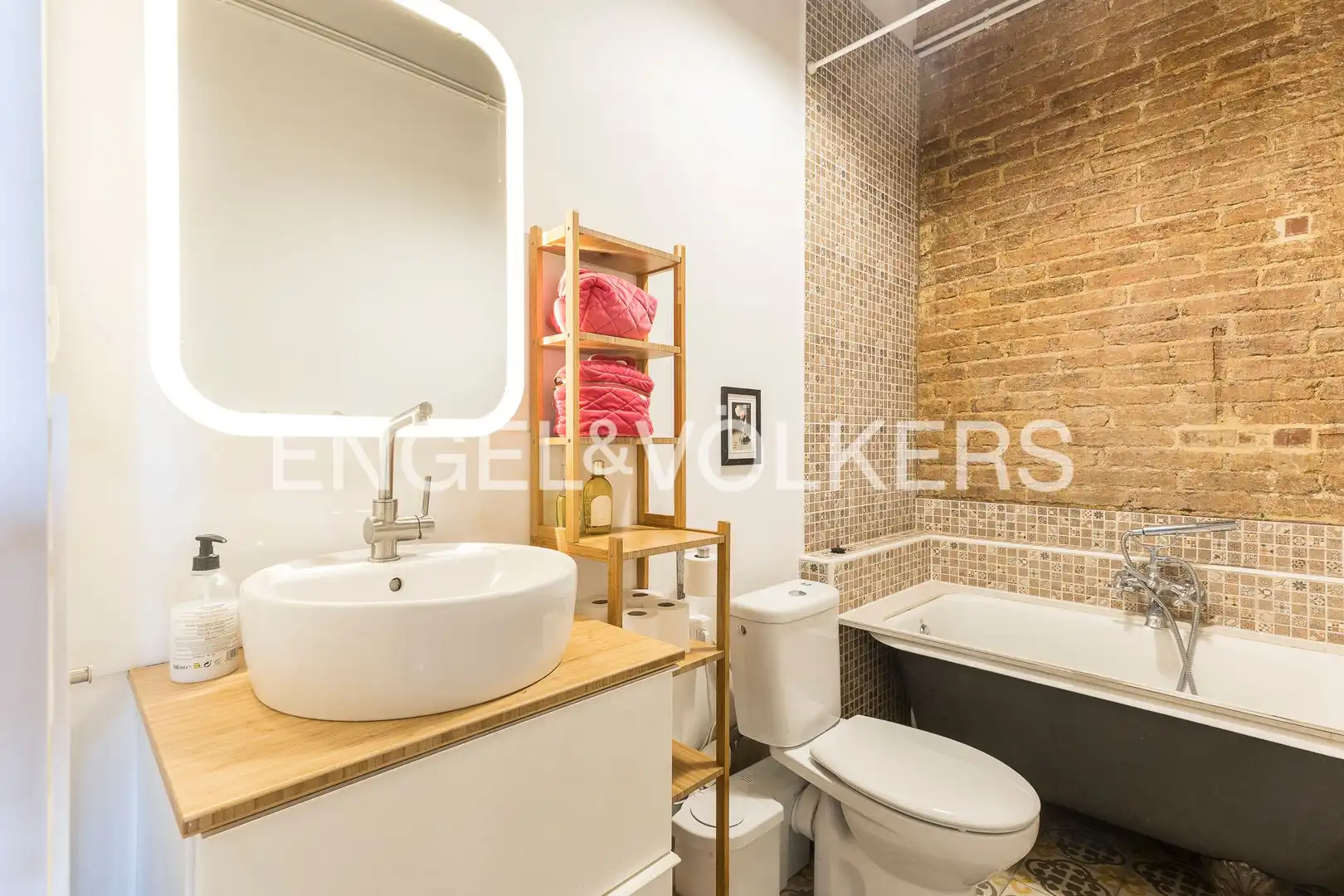 Badezimmer von Wohnung zur Miete in Barcelona mit Klimaanlage, Heizung und Parkett