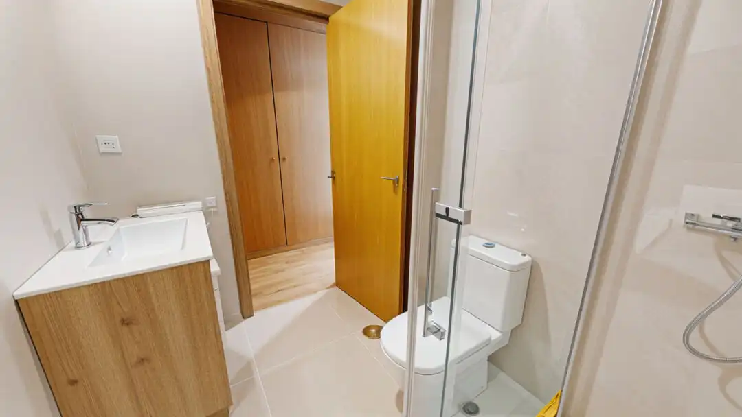Bathroom of Flat for rent in Madrid  with Air Conditioner, Heating and Private garden