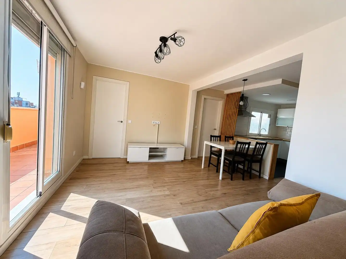 Living room of Attic for sale in L'Hospitalet de Llobregat  with Heating, Parquet flooring and Terrace