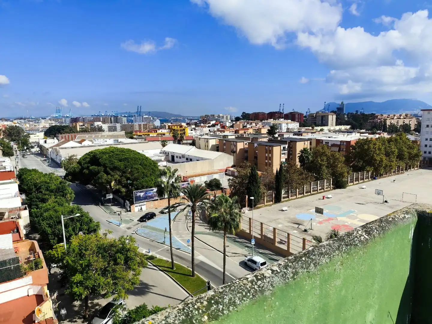 Vista exterior de Àtic en venda en Algeciras amb Aire condicionat, Terrassa i Balcó