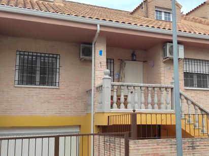 Vista exterior de Casa o xalet en venda en Yeles amb Aire condicionat, Calefacció i Jardí privat