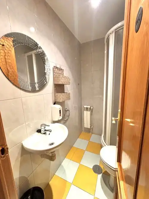 Bathroom of Flat for rent in Madrid  with Air Conditioner, Heating and Parquet flooring