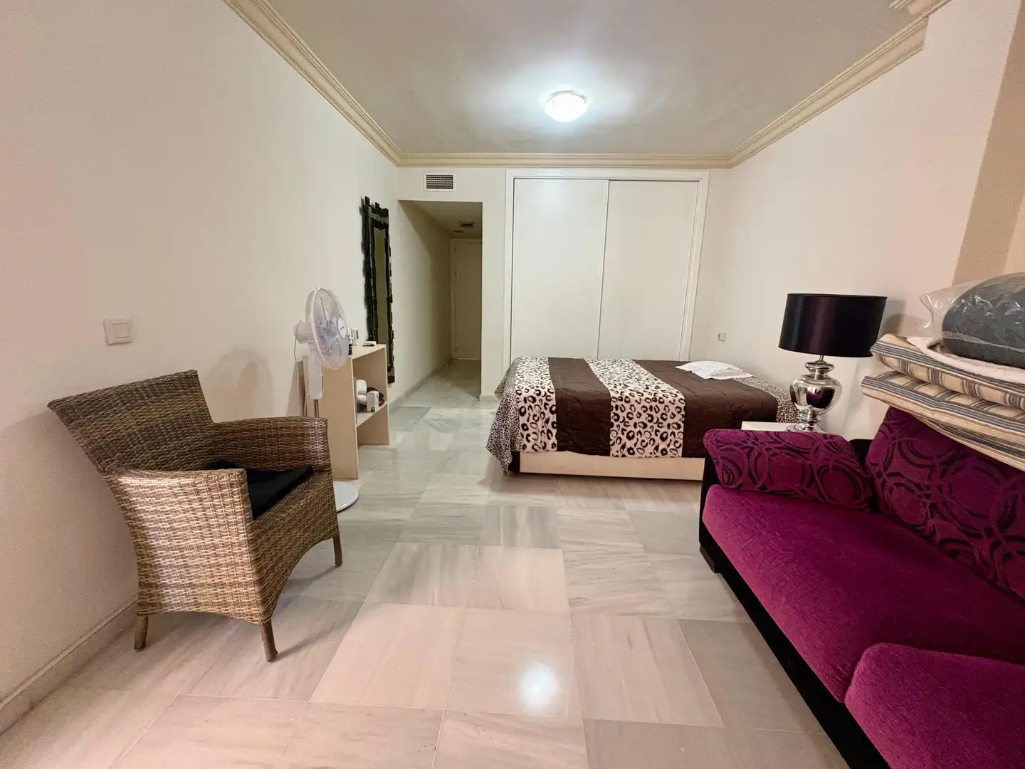 Habitación de Apartamento de alquiler en Marbella con Aire acondicionado, Calefacción y Jardín privado