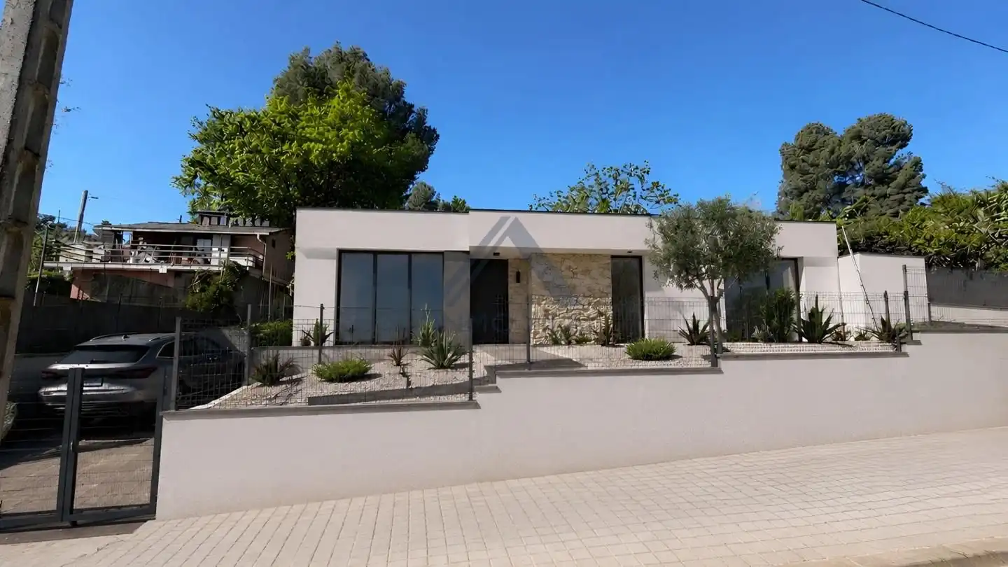 Vista exterior de Casa o xalet en venda en Rubí amb Jardí privat i Piscina