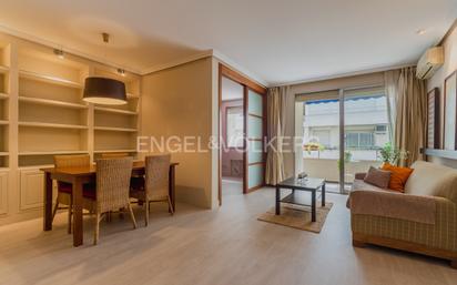 Sala d'estar de Apartament en venda en  Madrid Capital amb Aire condicionat, Terrassa i Balcó