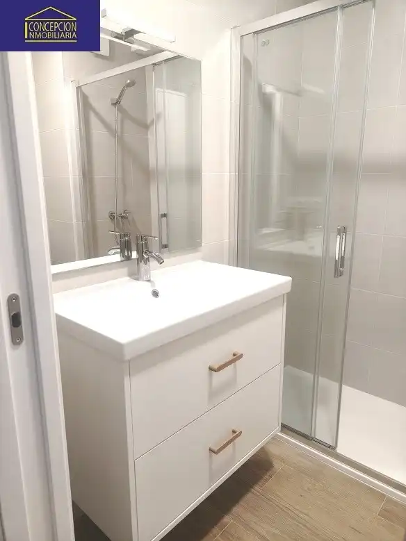 Badezimmer von Wohnung zur Miete in Córdoba mit Klimaanlage, Heizung und Parkett